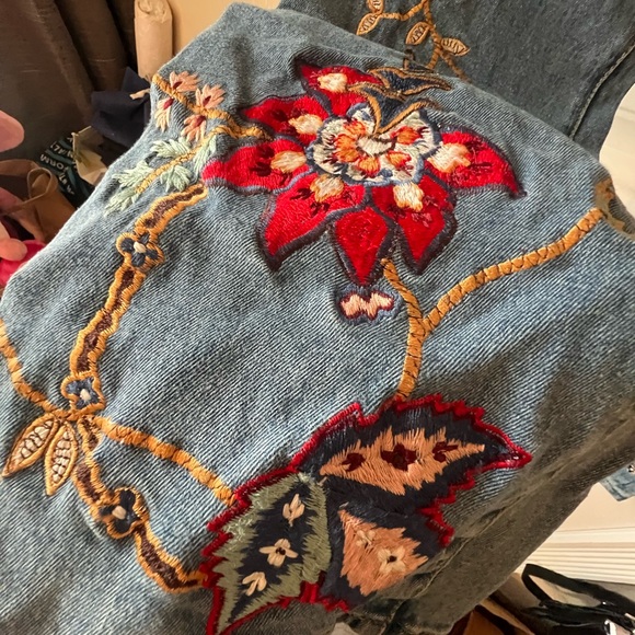 Alice + Olivia Denim with Floral Embroidered Accents Jeans - Picture 4 of 16